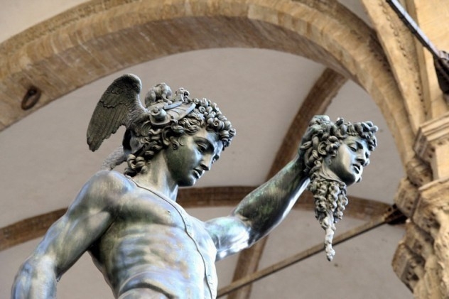 Theo truyền thuyết Hy Lạp, mũ bảo hiểm tàng hình là món đồ của người anh hùng Perseus. Ông đội chiếc mũ có khả năng đặc biệt này đến doanh trại của Medusa và chặt đầu kẻ thù mà thần không biết, quỷ không hay.