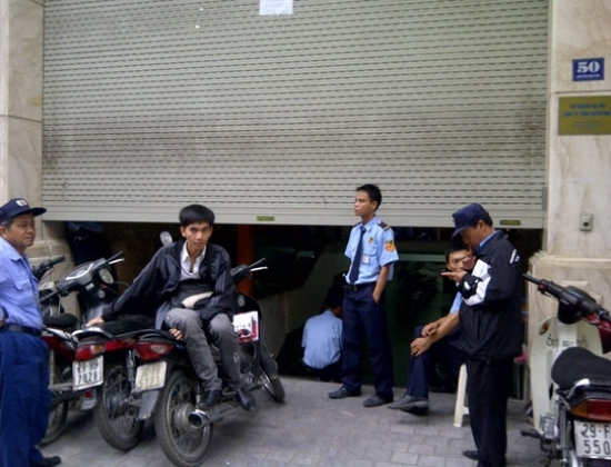 Trước cửa Trụ sở Nhóm Mua tại Hà Nội chiều ngày 13/11/2012, bảo vệ chặn kín, nội bất xuất ngoại bất nhập. Ảnh: Quốc Dũng