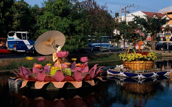 Cứ mỗi độ xuân về, khi thời tiết thật mát mẻ và các loài hoa đua nhau khoe sắc rực rỡ là thời điểm lễ hội hoa ở Chiang Mai, Thái Lan được tổ chức. Đối với những du khách lần đầu tiên đến Chiang Mai, lễ hội hoa là điểm du lịch không thể thiếu trong chuyến hành trình của họ. 