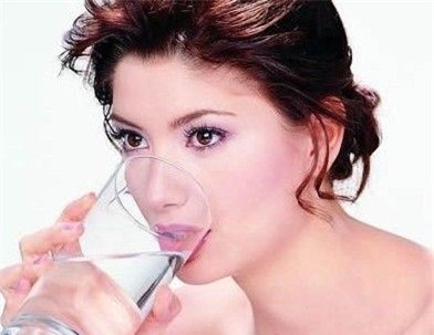 Uống nước lọc hàng ngày giúp bạn thanh lọc cơ thể. 