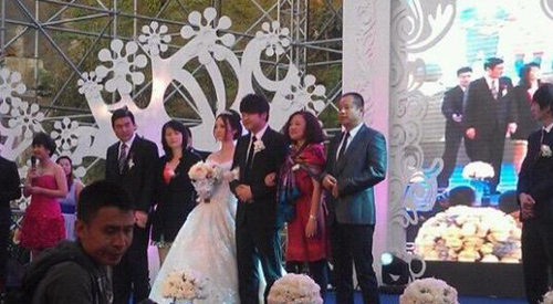 Cô dâu, chú rể và bố mẹ hai bên gia đình xuất hiện trên sân khấu để cảm ơn khách mời.
