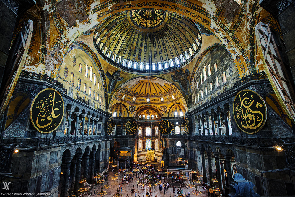 Chính điện Hagia Sophia nằm dưới mái vòm bát úp đường kính 31m2