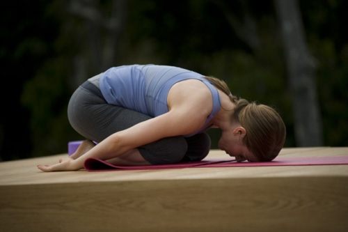 6 động tác yoga làm giảm đau lưng - 2
