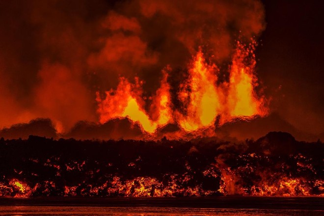 Núi lửa Bardarbunga, Iceland: Vào tháng 10, núi lửa Bardarbunga trên cánh đồng nham thạch Holuhraun phun trào và bao trùm lên cảnh vật xung quanh, thậm chí mạnh hơn vụ núi lửa Eyjafjallajokull năm 2010 khiến hàng ngàn chuyến bay bị hoãn, gây thiệt hại hơn 7 triệu USD doanh thu du lịch. Núi lửa Bardarbunga hiện vẫn chưa ngừng phun, đồng thời gây động đất hầu như mỗi ngày. Tuy nhiên, các đặc điểm địa chất như hoạt động núi lửa, mạch nước phun, suối nước nóng làm cho Iceland vừa là nơi nguy hiểm, nhưng lại tuyệt đẹp và hấp dẫn du khách.
