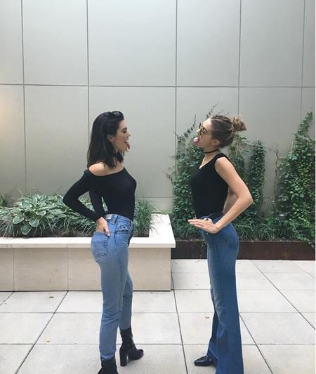 Kendall Jenner và cô bạn thân Gigi Hadid không chỉ cùng nhau “đọ” dáng mà còn “đọ” lưỡi một cách hết sức tinh nghịch