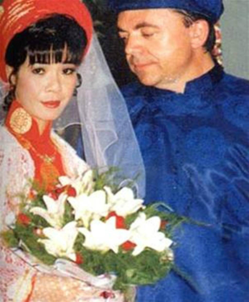 [Caption]Đám cưới của ca sĩ Ánh Tuyết với chàng kỹ sư người Pháp tổ chức vào ngày 01/01/1995. Cô dâu diện áo dài truyền thống còn chú rể dù là người nước ngoài nhưng vẫn theo phong tục Việt với bộ áo dài màu xanh lam.