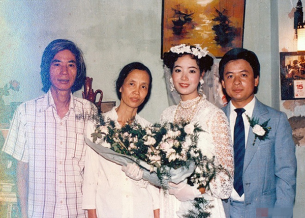 [Caption]Chiều Xuân kết hôn năm 20 tuổi với nhạc sĩ Đỗ Hồng Quân vào ngày 15/3/1987. Lúc ấy, chị là sinh viên khoa diễn viên của trường Sân khấu Điện ảnh Hà Nội.