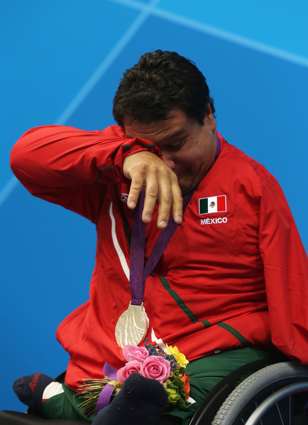     Giọt nước mắt hạnh phúc của vân động viên khuyết tật Arnulfo Castorena sau khi chiến thắng huy chương vàng môn bơi lội tại Paralympic.