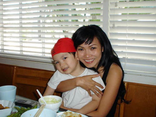 PHương Thanh chưa bao giờ công bố ảnh bé Gà. Trong ảnh, cô chụp cùng con trai Bằng Kiều.