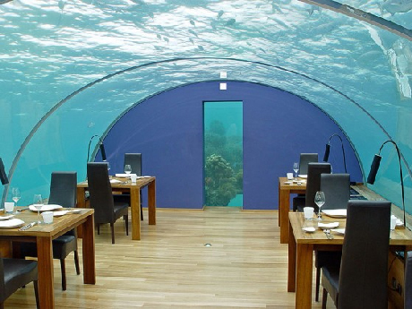 Khách sạn này ban đầu thực chất là một phòng thí nghiệm dưới nước nằm bên ngoài ở biển