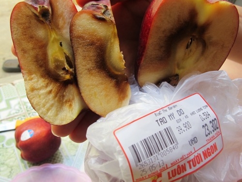 &#10;Những quả táo Mỹ thối ruột mà khách hàng mua phải.