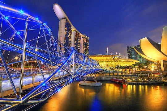 Nghệ thuật và kiến trúc: Nếu đi dạo quanh Singapore, bạn sẽ nhận ra những tác phẩm nghệ thuật ở nơi công cộng, những ngôi nhà kiến trúc kiểu Malay hay những đền đài mang phong cách Trung Quốc. Đừng bỏ qua cầu Helix với cấu trúc xoắn kép vô cùng ấn tượng.