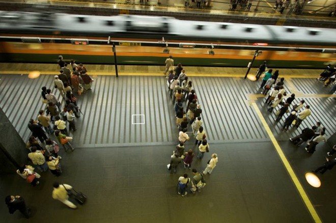 Người dân xếp hàng ở một ga tàu điện ngầm. Ảnh: Designmadeinjapan.