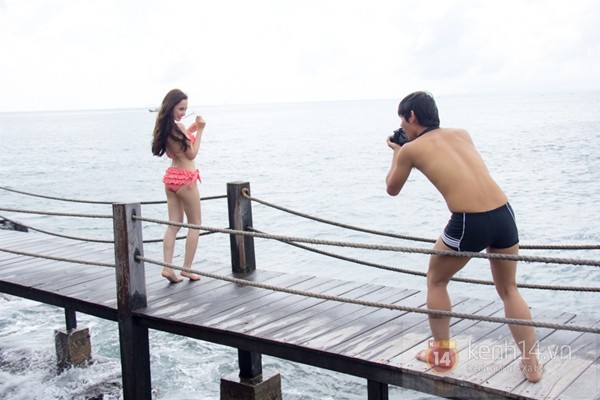 Angela Phương Trinh mặc bikini đuổi bắt với bạn trai 2