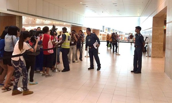 Người thân khóc ngất khi chờ đợi tin tức từ chuyến bay AirAsia mất tích 5