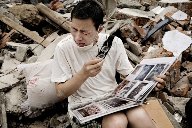     Người đàn ông này đã tìm lại được cuốn album ảnh  gia đình - phần còn lại duy nhất của ngôi nhà sau một trận động đất ở Tứ Xuyên, Trung Quốc.
