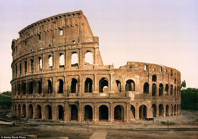 Đấu trường La Mã là đấu trường lớn ở thành phố Roma với công suất chứa lúc mới xây xong là 50.000 khán giả. Đấu trường dùng cho các võ sĩ giác đấu thi đấu và trình diễn trước công chúng. Sau này đấu trường được dùng làm nhà ở, cửa hàng… Hình ảnh chụp năm 1896.