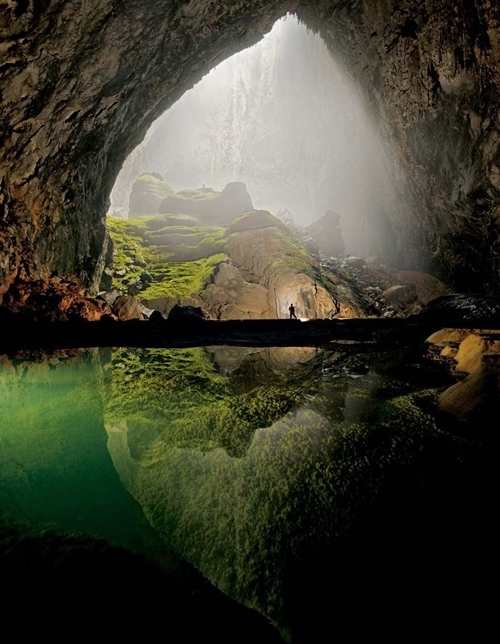 Hang Sơn Đoòng: thuộc Vườn quốc gia Phong Nha  Kẻ Bàng (tỉnh Quảng Bình) là hang động lớn nhất thế giới, thạch nhũ đẹp nhất, sông ngầm trong hang dài nhất...