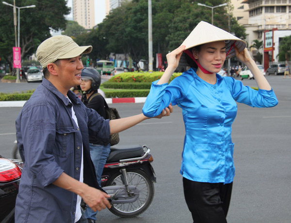 Hai ngày trước, Đàm Vĩnh Hưng và Hồ Ngọc Hà bất ngờ xuất hiện trên một góc phố Sài Gòn với trang phục khác lạ.