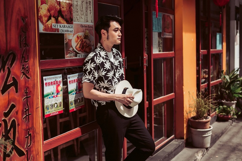 Quang Vinh khoe thời trang đậm chất mùa hè với áo họa tiết cây dừa mix cùng áo thun trắng basic.