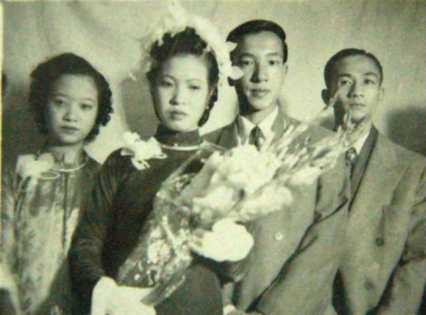 [Caption]Cố NSND Trịnh Thịnh (giữa) và vợ trong đám cưới mang phong cách truyền thống Hà Nội những năm 1950.