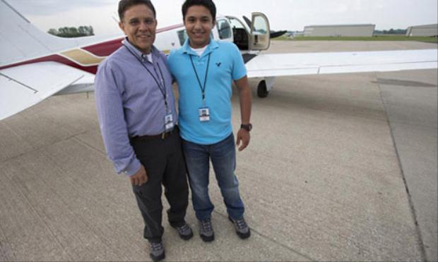 Hai cha con nhà Suleman chụp ảnh tại một sân bay ở Greenwood, bang Indiana, trước khi máy bay cất cánh hôm 19/6. Ảnh: AP