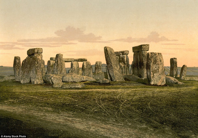 Bãi đá cổ Stonehenge, công trình tượng đại cự thạch thời kỳ đồ đá mới ở Anh. Các nhà khảo cổ học cho rằng, những cột đá khổng lồ này được dựng lên từ khoảng 2500-2000 TCN. Đây là một trong những địa điểm tiền sử nổi tiếng thế giới. Ảnh chụp vào khoảng những năm 1890 đến 1900.