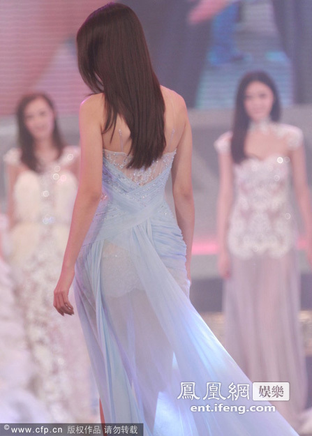 Hoa hậu châu Á gần như khỏa thân trên sân khấu 1