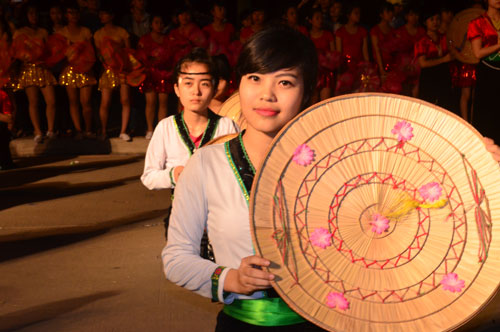 Các màn biểu diễn mang đậm nét truyền thống đã thu hút hàng vạn người dân tới xem.