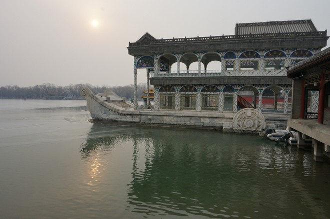 Sai lầm thứ 2, du khách ít chú ý tới tình trạng khói lẫn sương trong không khí. Ở Bắc Kinh, tình trạng ô nhiễm nặng nề sẽ ảnh hưởng ít nhiều tới chuyến tham quan của bạn. Cung Điện Mùa Hè có thể mờ ảo như ngập trong hơi nước. 