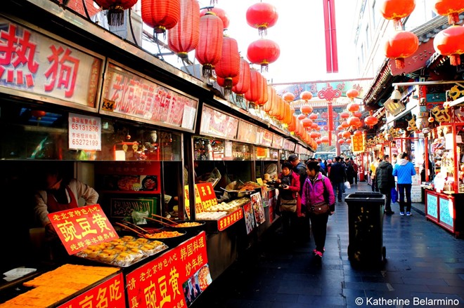 Đầu tiên, bạn không nên ôm đồm khi lập danh sách địa điểm tham quan ở Bắc Kinh. Đi ít nhưng bạn sẽ trải nghiệm được nhiều trong quỹ thời gian hữu hạn. Phần lớn du khách nước ngoài kiệt sức do gói gọn mục tiêu thăm chùa, hoàng cung trong cùng một ngày kín lịch ăn, uống, mua sắm và dạo quanh phố cổ.
