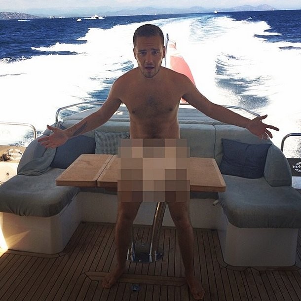 Cuối tháng 7/2014, bức ảnh thành viên Liam Payne của nhóm One Direction khiến hàng triệu fan xôn xao khi đứng trên một con thuyền trong tình trạng cởi trần, phần nhạy cảm được che mờ. Nhiều người đoán rằng nam ca sĩ trẻ đã nude nhưng thực ra anh vẫn mặc quần bơi, “sự thật” này khiến nhiều fan nữ ngã ngửa. 
