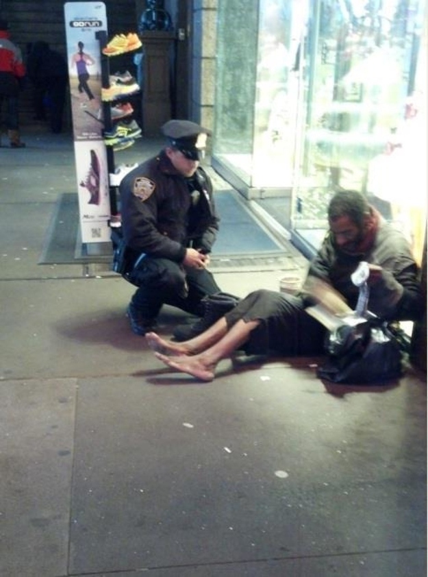 Một sĩ quan cảnh sát New York đã đưa giày cho một người đàn ông vô gia cư