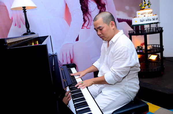 Nhạc sĩ Minh Khang đã dành những bản nhạc đặc biệt để tặng cho vợ.