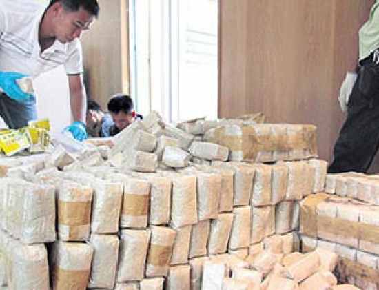 Cảnh sát tịch thu ma túy đá trong một đợt truy quét - Ảnh: Bangkok Post
