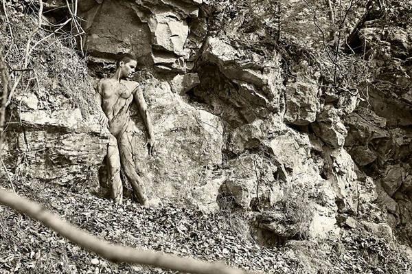 Xem mẫu nữ nude được “ngụy trang” tài tình bên khúc gỗ, vách đá