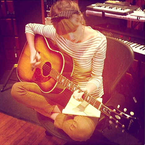 Taylor Swift pose ảnh ngồi sáng tác trong studio.