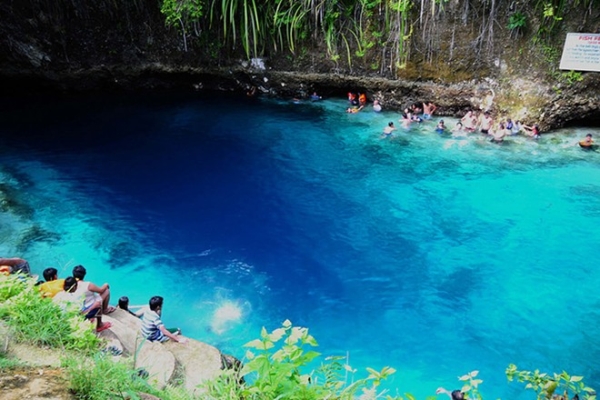 Dòng sông màu nhiệm, Mindanao, Philippines: Sông Hinatuan, hay còn được người dân địa phương gọi là “Dòng sông màu nhiệm” vì nước dường như chảy ra từ lòng đất, một dòng sông nước mặn. Làn nước xanh biếc, mát lạnh và trong vắt mời gọi các du khách. Nước sạch và trong tới mức bạn chỉ muốn ngâm mình ở đó cả ngày. Nơi này giống như một bể thủy sinh tự nhiên bởi có nhiều loài cá xuất hiện quanh bạn. Ảnh: Philippinetouristattractions.