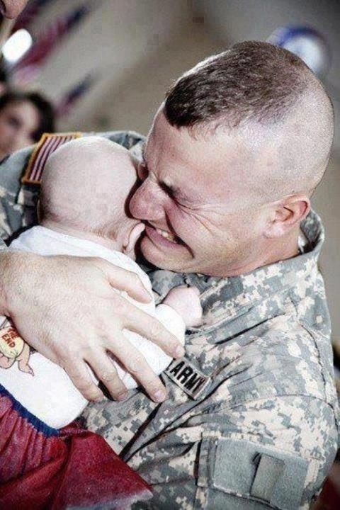     Giây phút một người lính trở về từ chiến trận lần đầu tiên gặp con của mình