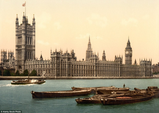 Cung điện Westminster, còn được gọi là Tòa nhà Nghị viện ở London, Anh, nằm ở bờ bắc sông Thames, là một trong những cung điện tuyệt vời nhất thế giới. Ảnh chụp trong khoảng thời gian từ 1890 đến 1900.