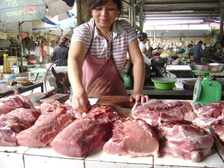 Giá thịt lợn, gà tăng thêm khoảng 5% trước Tết - 1